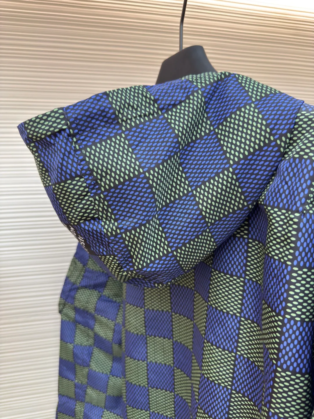 LOUIS VUITTON double-sided large checkerboard jacket ●Authentic product: Purchased and developed for 28500 ●Item number: 1680539-B70 ●Fabric: polyester fiber fabric ●Technology: Made on positioning cutting machine ●Version: Fitted version ●Weight: about 565 grams ●Size: S-M-L-XL ●Description: 100% recycled polyester fiber, double-sided design, with excellent windproof performance. Each side presents different brand elements. One side of the jacket is covered with a full-length Der jacquard texture, while the other side is plain and matte. The Der side is equipped with a flap, the Monogram side is equipped with selvage pockets, and a leather patch is embellished on the left chest, adding to the brand's unique style. From the 2025 spring and summer show, it interprets the Der plaid from a modern perspective, flipping it over to reveal the full-frame Monogram pattern. The aircraft-shaped metal zipper head is carefully engraved with brand elements, and its lightweight texture makes it easy to store. The overall wiring is straight and delicate, the fabric is comfortable and soft, and the color is consistent without color difference. It can be matched with the same style to create a fashionable look and control various occasions. Customized accessories, complete with three standards, same style for men and women!